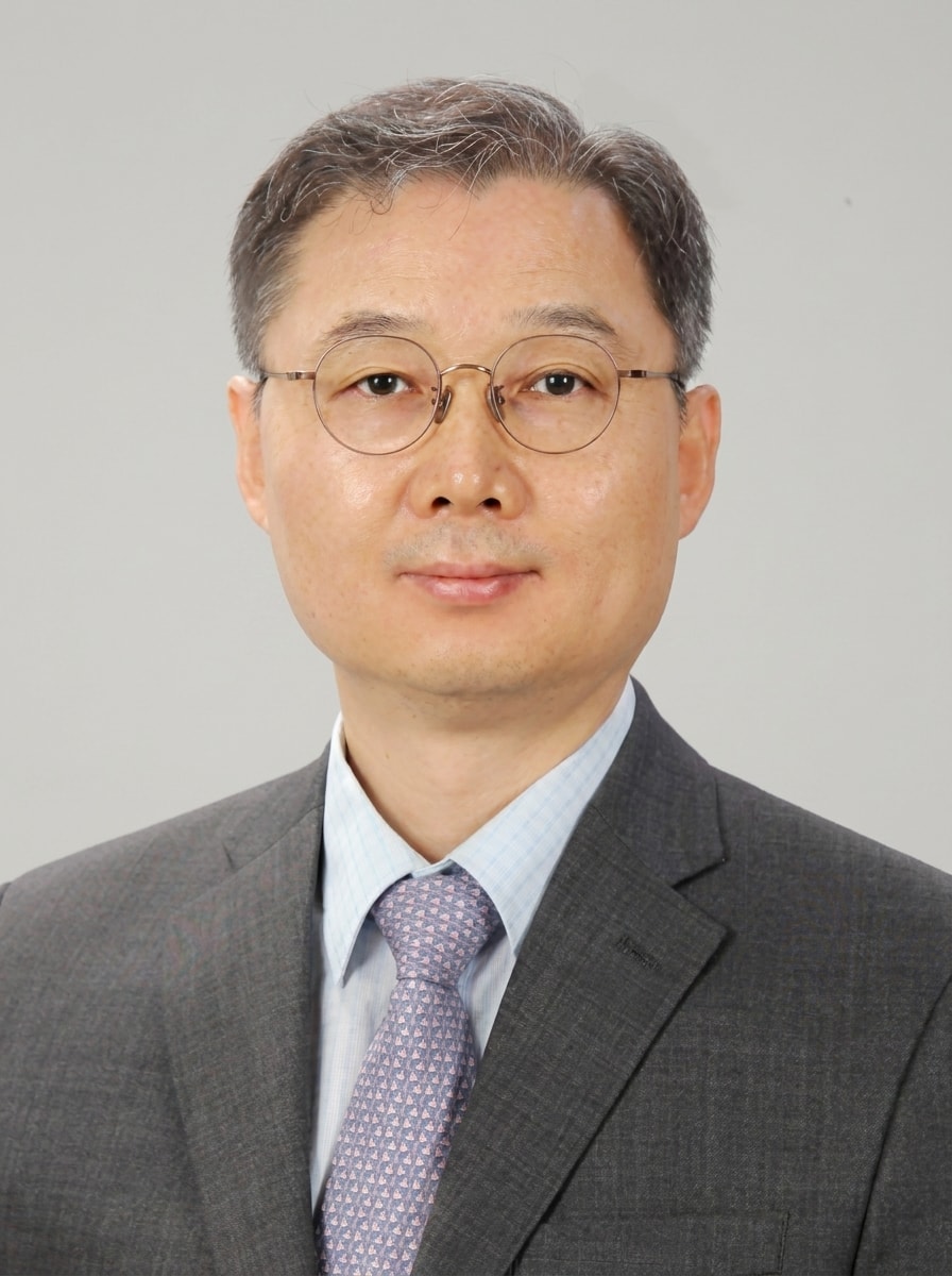 Sanghwan Lee